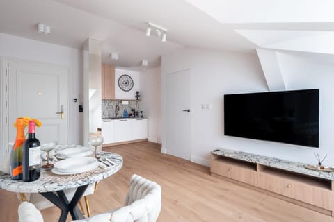 Communal lounge/ TV room, TV and multimedia, Kitchen or kitchenette, Dining area, Evening entertainment