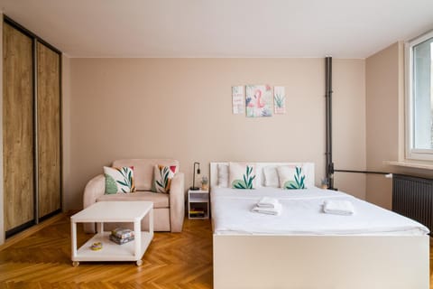 Bed, Living room, Photo of the whole room, Seating area, Bedroom, towels