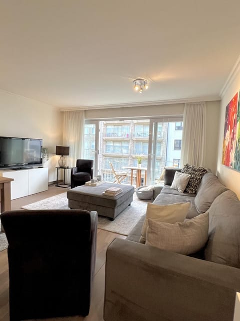 Communal lounge/ TV room, Living room