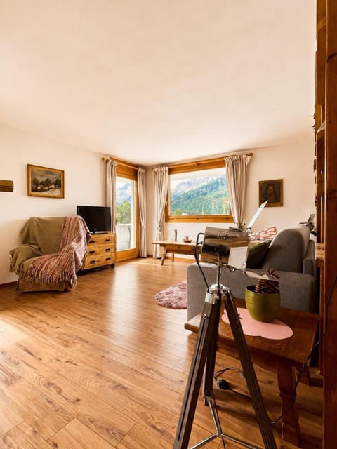 Bed, Natural landscape, TV and multimedia, View (from property/room), View (from property/room), Living room, Seating area, Dining area, Landmark view, Landmark view, Mountain view