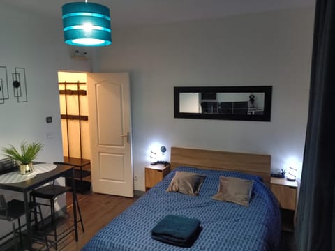 Bed, internet, storage, towels