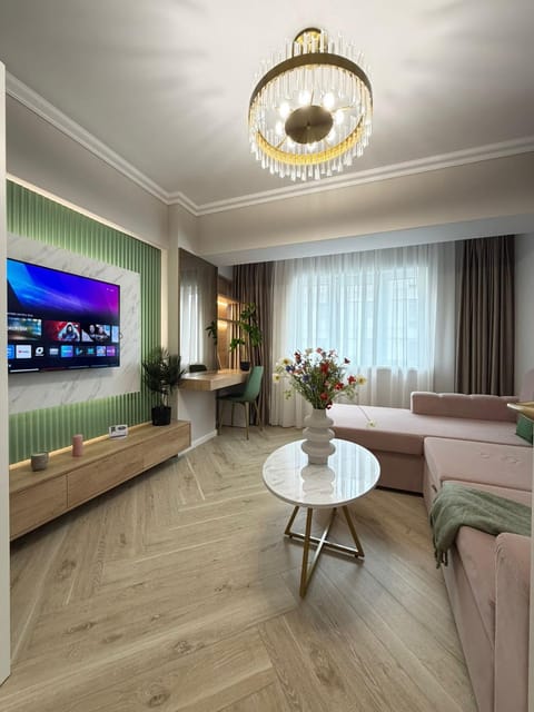 Bed, TV and multimedia, Living room, Photo of the whole room, Seating area, Bedroom
