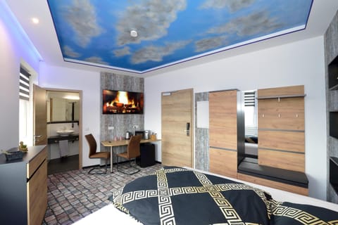 Bed, TV and multimedia, Kitchen or kitchenette, Photo of the whole room, Bedroom, minibar, wardrobe