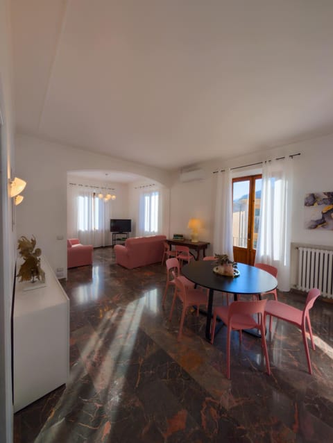 Communal lounge/ TV room, TV and multimedia, Living room, Seating area, Dining area