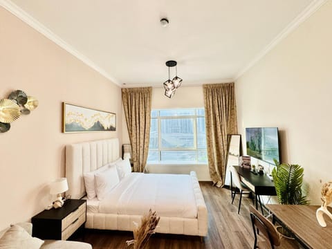 Bed, TV and multimedia, Bedroom
