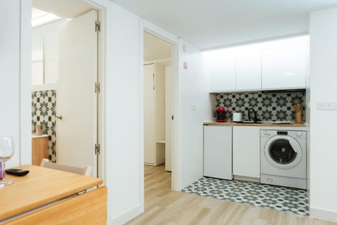 Kitchen or kitchenette, minibar, washing machine