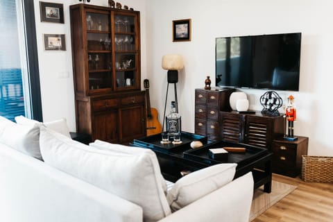Communal lounge/ TV room, TV and multimedia, Living room, Seating area, Evening entertainment