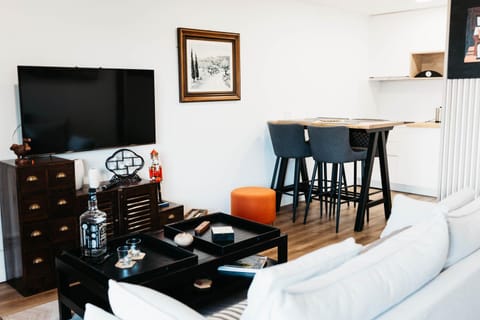 Communal lounge/ TV room, TV and multimedia, Kitchen or kitchenette, Living room, Seating area, Dining area, Evening entertainment