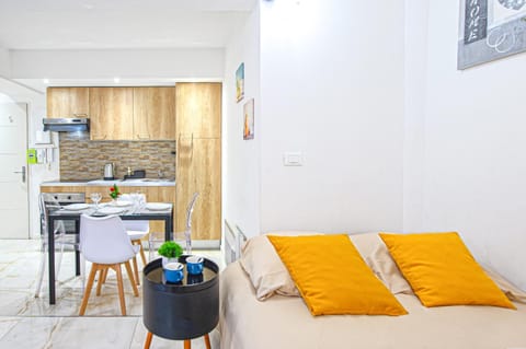 Kitchen or kitchenette, Living room, Seating area, Dining area, stove