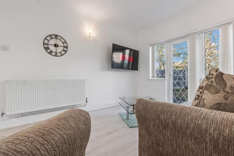 TV and multimedia, Living room, Seating area, Evening entertainment, internet