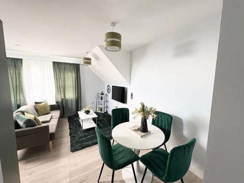 TV and multimedia, Living room, Seating area, Dining area, Evening entertainment