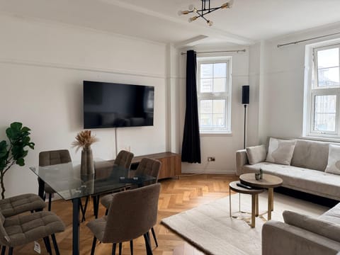 Communal lounge/ TV room, TV and multimedia, Living room, Seating area, Evening entertainment