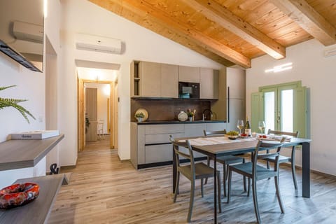 Kitchen or kitchenette, Living room, Seating area, Dining area, minibar, oven, pet friendly, stove, air conditioner