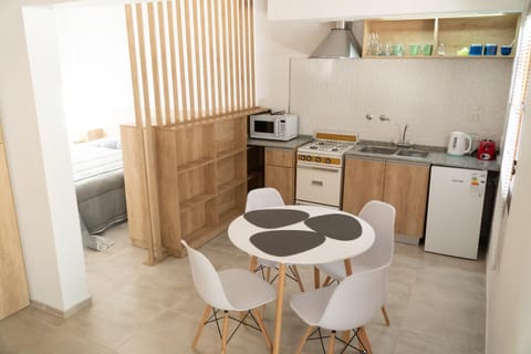 Coffee/tea facilities, Kitchen or kitchenette, Dining area, oven, pet friendly, stove
