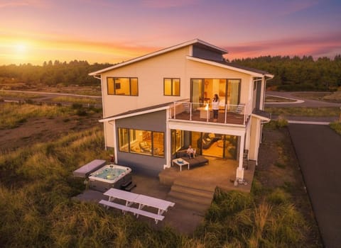 Beachfront Modern with Hot Tub, Game Room, Sleeps 14 House in Washington