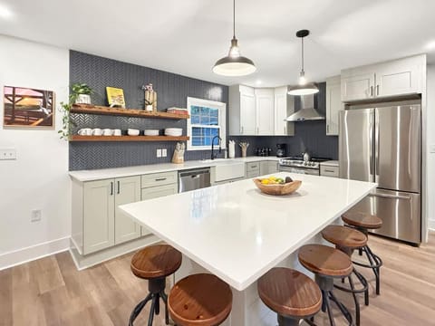 Hot Tub Screened Porch and Fenced Yard House in James Island
