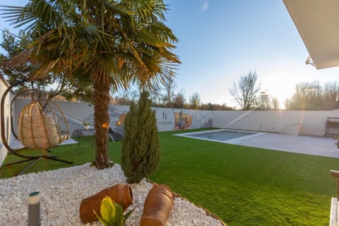 Patio, Day, Garden