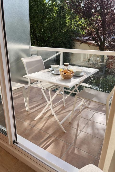 Balcony/Terrace, Dining area, Inner courtyard view