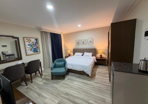 Bed, TV and multimedia, Photo of the whole room, Seating area, Bedroom, wardrobe