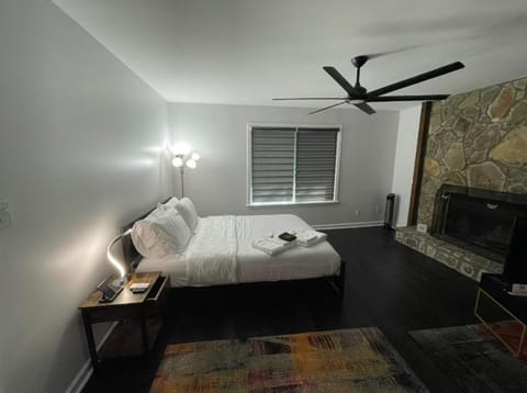 Private Cozy Modern Studio in Roswell Bed and Breakfast in Roswell
