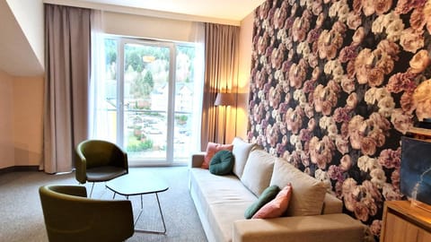 Bed, Living room, Photo of the whole room, Seating area