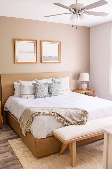 Photo of the whole room, Bedroom