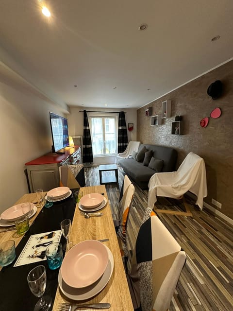 TV and multimedia, Living room, Seating area, Dining area