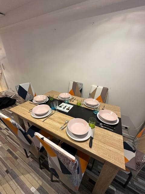 Food and drinks, Dining area, Food