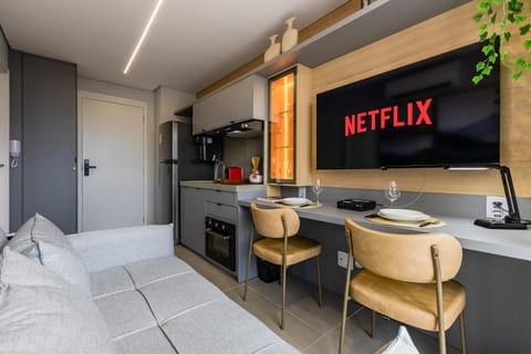 Communal lounge/ TV room, TV and multimedia, Kitchen or kitchenette, Living room, Seating area, Dining area, minibar, oven, stove