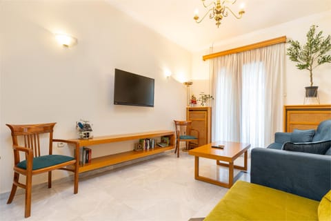 TV and multimedia, Living room, Seating area, Evening entertainment