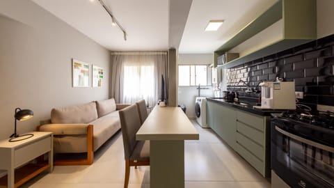 Coffee/tea facilities, Kitchen or kitchenette, Living room, Dining area, stove