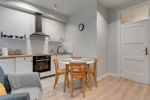 Kitchen or kitchenette, Dining area, stove