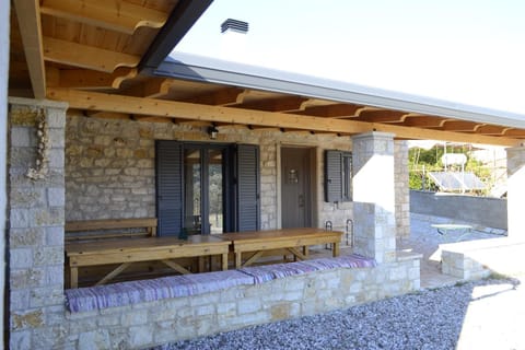 AMPELOPETRA - Slow Country Living House in North Macedonia