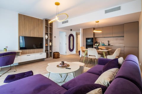 TV and multimedia, Kitchen or kitchenette, Living room, Seating area