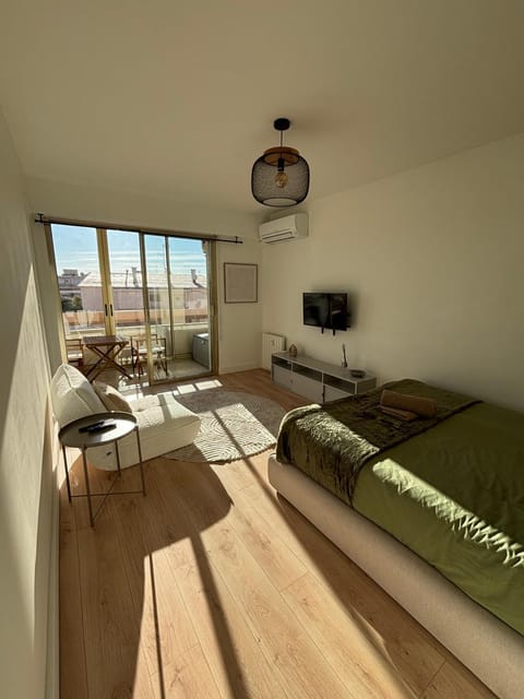 Bed, TV and multimedia, Living room, Photo of the whole room, Seating area, Bedroom, air conditioner