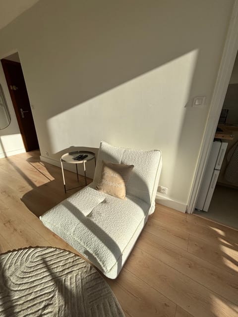 Studio - Tout à pied - plages, bus & loggia ensoleillée Apartment in Antibes