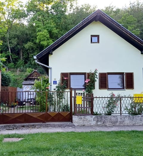 Property building, Facade/entrance, Neighbourhood, Quiet street view