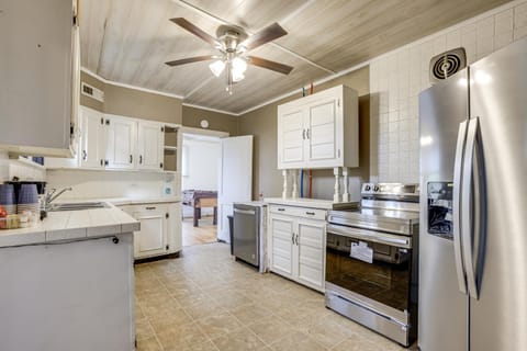 Near University Ave! Pet-Friendly 3BR with Foosball! House in Morgantown