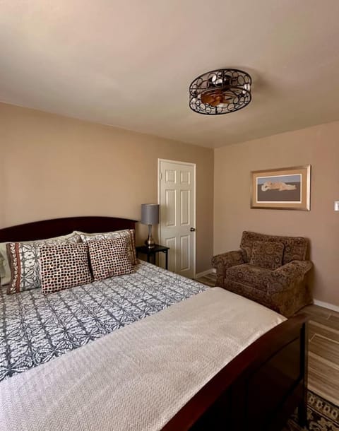 1 bed with washer dryer in unit, soaker tub near Field of Dreams Apartment in Las Cruces