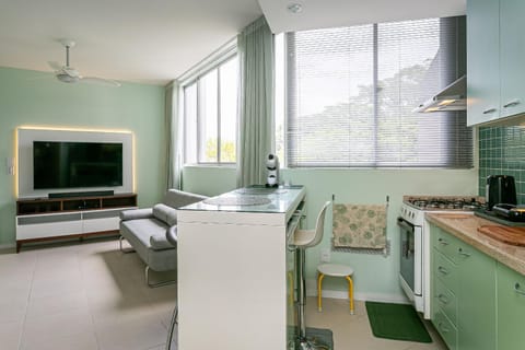 TV and multimedia, Kitchen or kitchenette, Living room, Seating area, Dining area, oven, stove