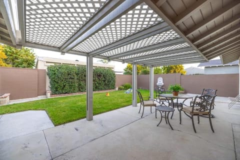 Marbella Lane - Charming 4BR Bungalo for Relaxing Retreat House in Fullerton