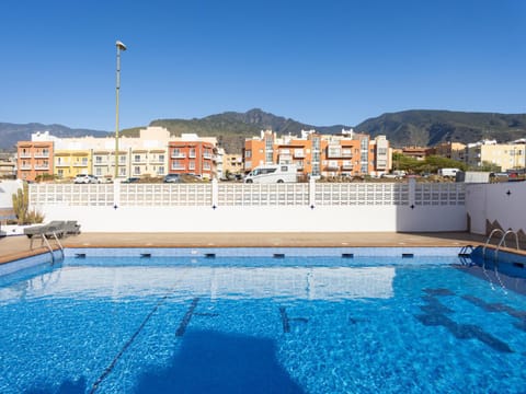 Property building, Swimming pool, sunbed