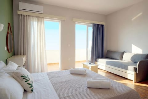 Bed, Living room, Photo of the whole room, Seating area, Bedroom, towels, air conditioner