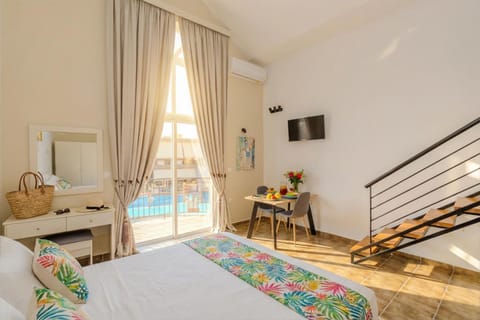 Bed, TV and multimedia, Living room, Photo of the whole room, Seating area, Bedroom, towels, air conditioner