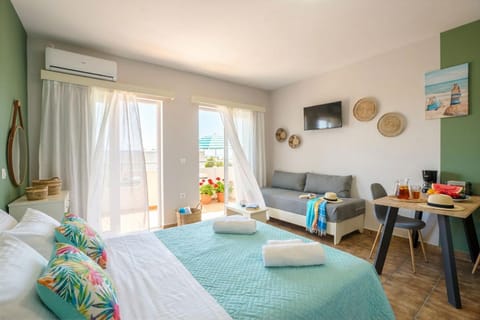 Bed, TV and multimedia, Living room, Photo of the whole room, Dining area, Bedroom, towels, air conditioner