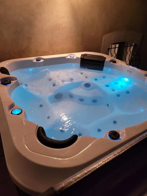 Hot Tub, Hot Tub, Spa and wellness centre/facilities