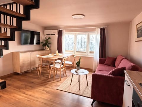 TV and multimedia, Living room, Seating area, Dining area