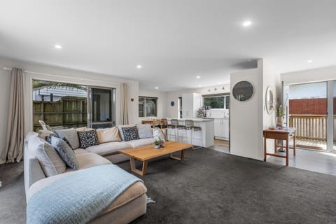 TV and multimedia, Kitchen or kitchenette, Living room, Seating area, Dining area, oven
