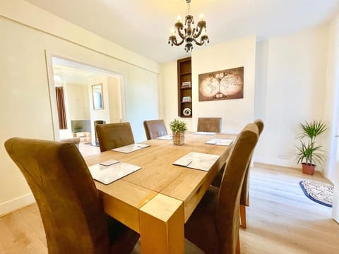 Seating area, Dining area