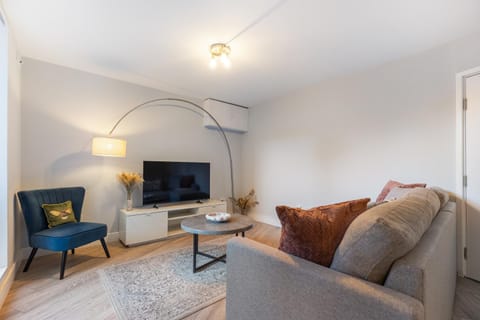 Communal lounge/ TV room, TV and multimedia, Living room, Seating area, Evening entertainment